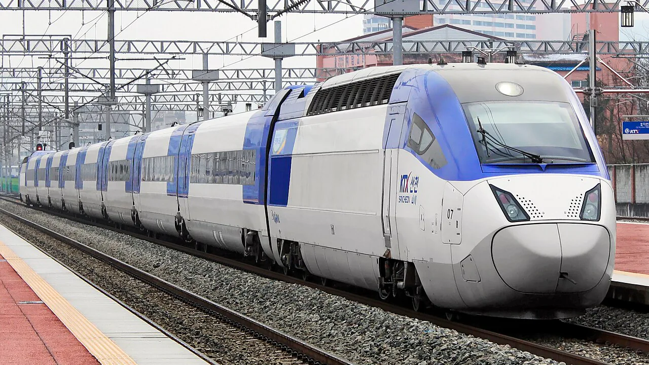 승강장에 진입하는 흰색과 파란색 KTX-산천 07호 열차