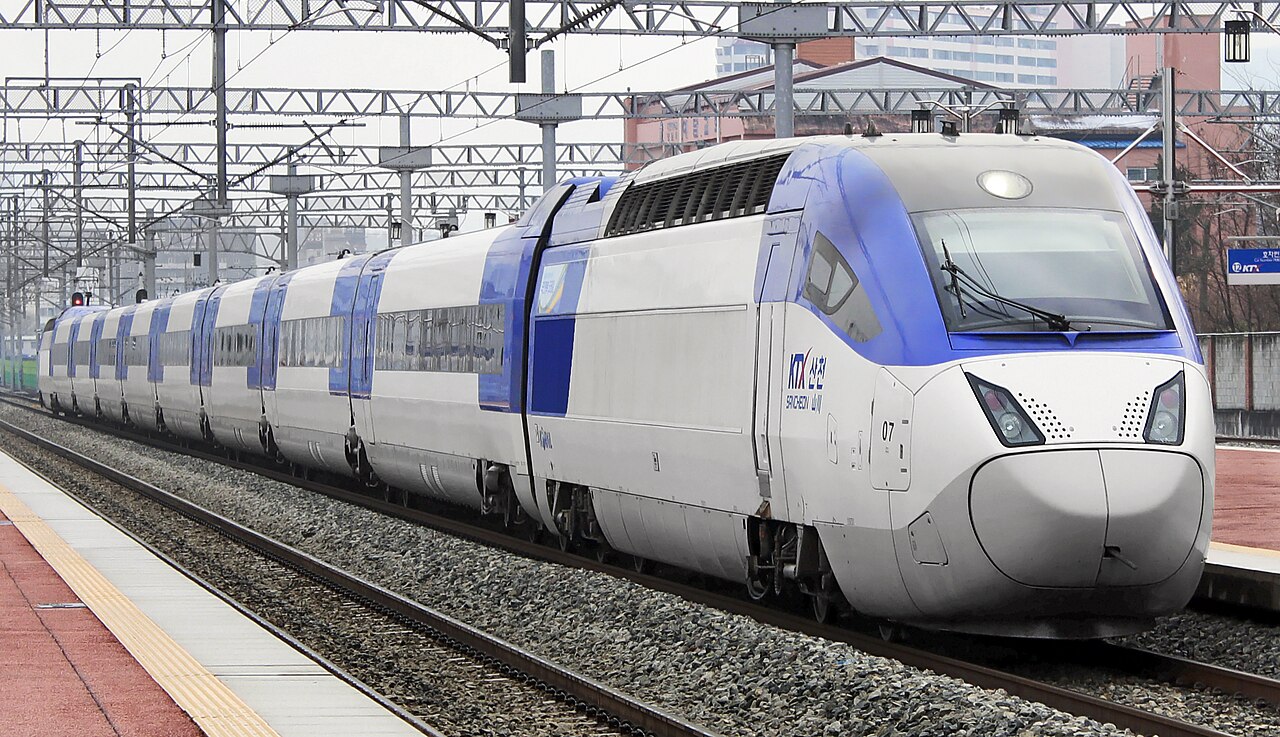 승강장에 진입하는 흰색과 파란색 KTX-산천 07호 열차